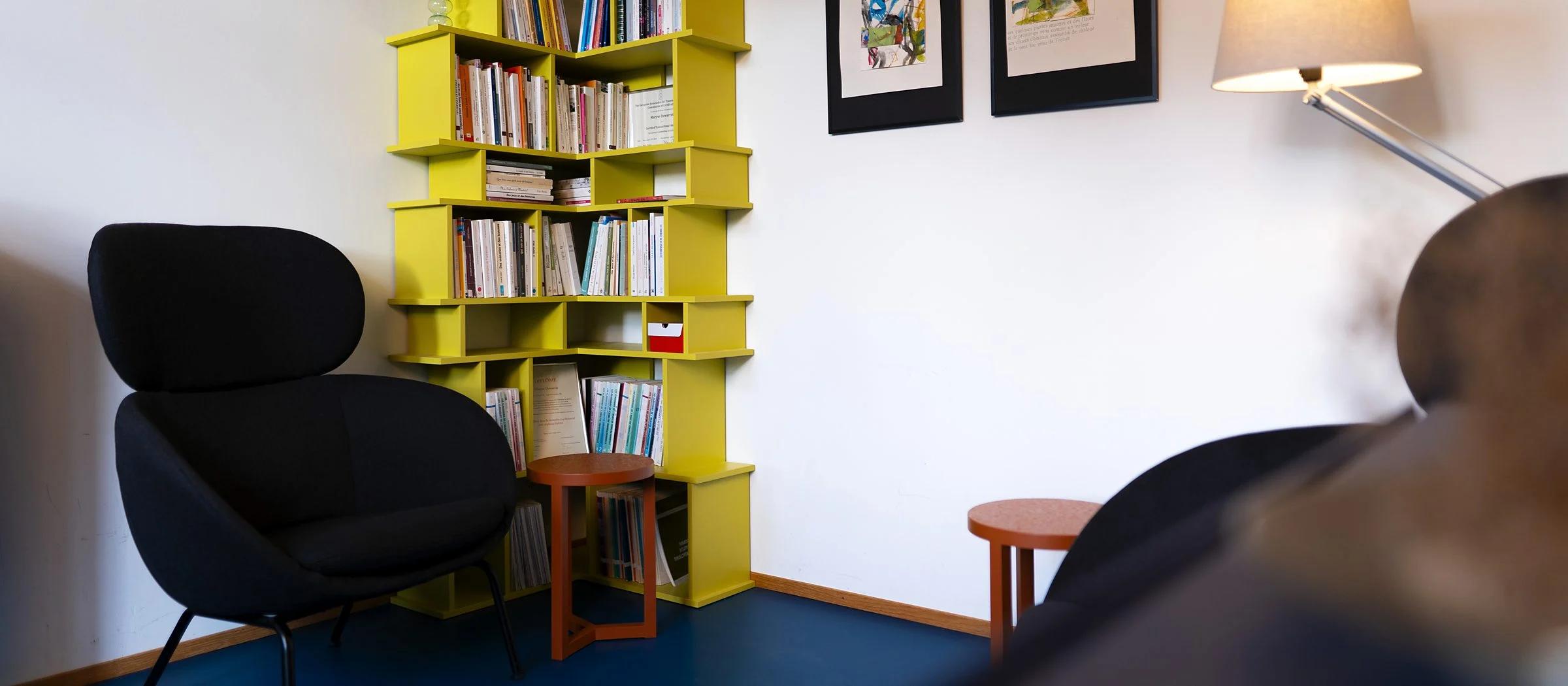 Le cabinet : deux fauteuils et la bibliothèque