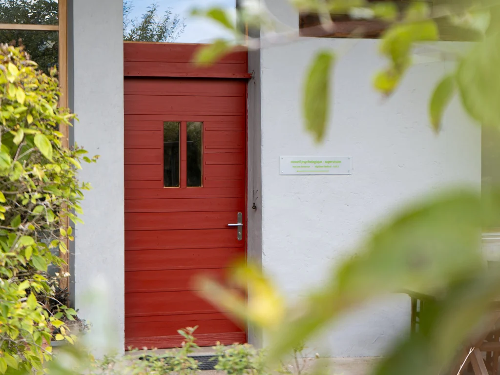 La porte rouge du cabinet